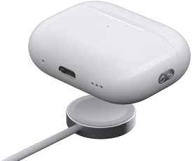 El estuche de carga de unos AirPods Pro 2 sobre un cargador de Apple Watch