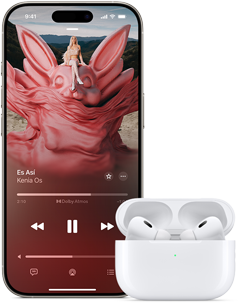 Un iPhone junto a unos AirPods Pro en un estuche de carga, el estuche está abierto