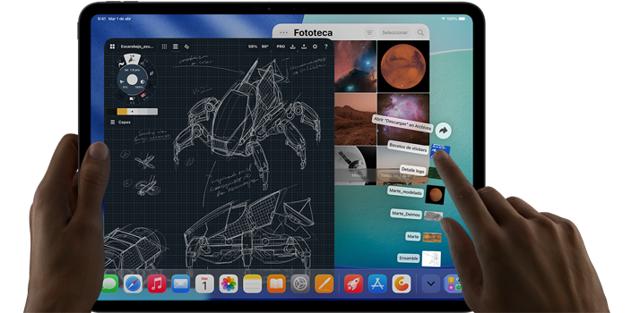 iPad Pro, negro espacial, una mano izquierda sostiene el dispositivo, una mano derecha apunta y hace un gesto para manipular varias ventanas de apps abiertas, una app de dibujo con bocetos de diseños mecánicos, fototeca con imágenes de planetas y del espacio, archivos de la carpeta de descargas desplegados en forma de abanico