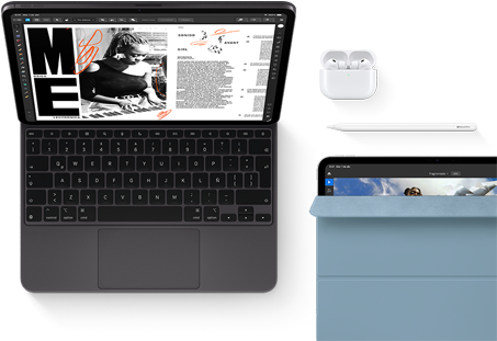 iPad Pro conectado a un Magic Keyboard, parte frontal, negro espacial, esquinas redondeadas, marco de la pantalla negro, abierto, la pantalla muestra una app de edición de artículos con texto y la foto de una mujer tocando música, Airpods 4 dentro de un estuche abierto, un iPad Pro con una cubierta Smart Folio azul y un Apple Pencil Pro en la parte superior del dispositivo, la cubierta está parcialmente abierta y muestra parte de la pantalla