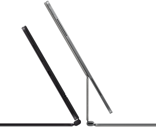 Dos dispositivos iPad Pro conectados a un Magic Keyboard, parte lateral, perfil delgado, color negro espacial con bocinas y puerto USB-C, inclinado y parcialmente abierto, color plata, abierto, inclinado hacia atrás para mostrar el diseño flotante del teclado, bocinas y micrófono