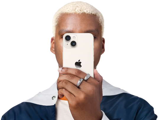 Una persona sostiene un teléfono frente a su cara.
