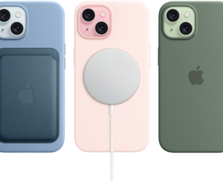 Un iPhone 15 con funda de silicón con MagSafe para el iPhone 15, cartera de FineWoven con MagSafe, cargador MagSafe, batería externa MagSafe.
