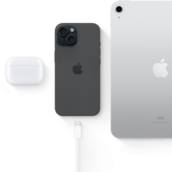Un iPhone 15 con conector USB-C, que muestra que el mismo conector puede usarse con los AirPods Pro y el iPad