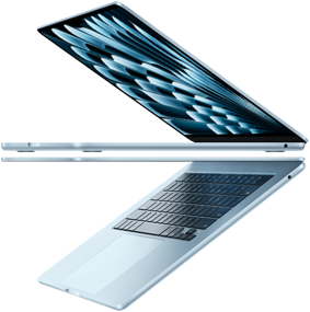 Dos laptops MacBook Air azul cielo abiertas y superpuestas que forman una flecha para mostrar su perfil delgado