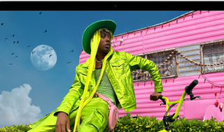 Pantalla de una MacBook Air que muestra la foto de una persona con ropa colorida para destacar la gama de colores y la resolución de la pantalla Liquid Retina