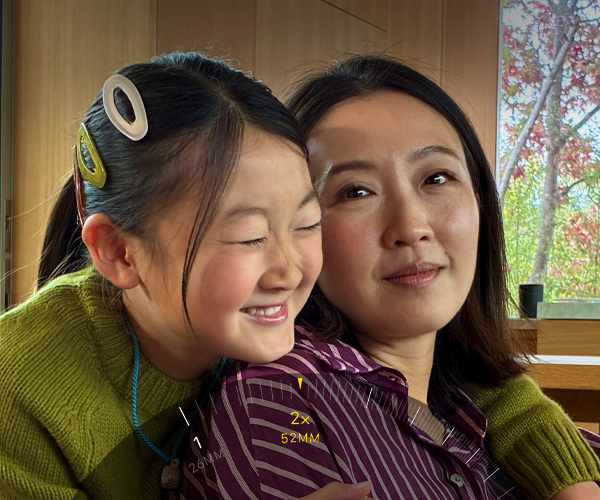 Teleobjetivo de 2x en uso, hace zoom en dos personas abrazadas