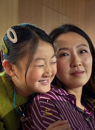 Teleobjetivo de 2x en uso, hace zoom en dos personas abrazadas