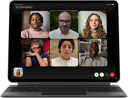 iPad Air conectado a un Magic Keyboard, color negro, con una llamada de FaceTime en Grupo en la pantalla
