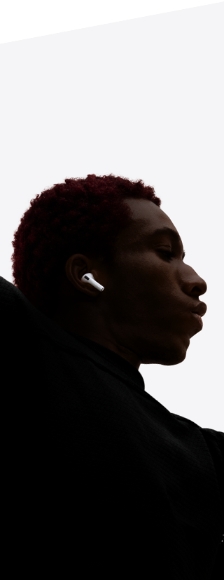 AirPods Pro 3 en la oreja de una persona que baila