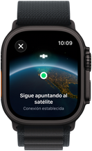 Apple Watch Ultra 3, color negro, caja de titanio, la pantalla muestra el mensaje “Sigue apuntando al satélite” sobre una imagen de la Tierra con una ubicación, correa Alpine