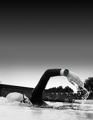 Una persona registra su entrenamiento de natación con un Apple Watch Ultra 3
