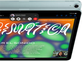 Vista de un iPad Air que muestra a una persona en FaceTime usando la cámara 12MP Center Stage, frente a otro modelo de iPad Air que muestra la parte posterior y la cámara