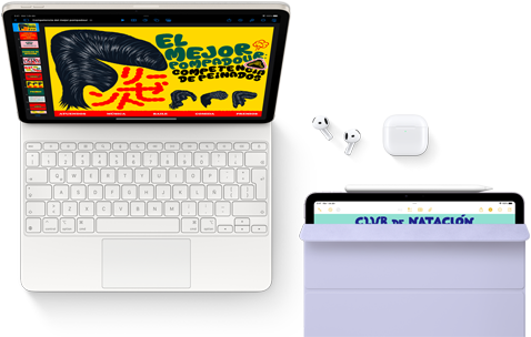 iPad Air conectado a un Magic Keyboard, con los AirPods Pro, el Apple Pencil Pro y accesorios Smart Folio