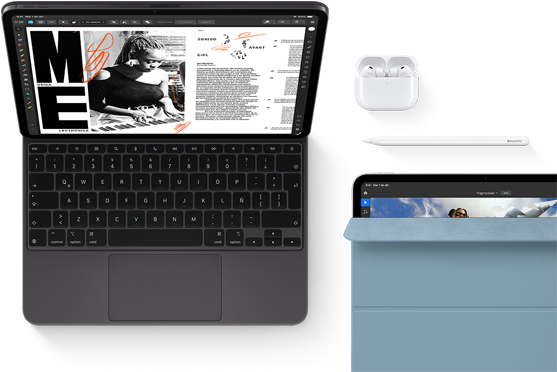 iPad Pro conectado a un Magic Keyboard, parte frontal, negro espacial, esquinas redondeadas, marco de la pantalla negro, abierto, la pantalla muestra una app de edición de artículos con texto y la foto de una mujer tocando música, Airpods 4 dentro de un estuche abierto, un iPad Pro con una cubierta Smart Folio azul y un Apple Pencil Pro en la parte superior del dispositivo, la cubierta está parcialmente abierta y muestra parte de la pantalla