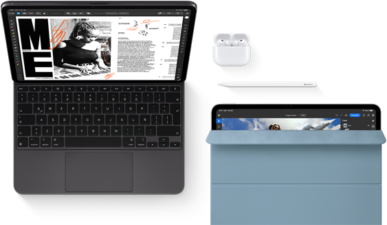 iPad Pro conectado a un Magic Keyboard, parte frontal, negro espacial, esquinas redondeadas, marco de la pantalla negro, abierto, la pantalla muestra una app de edición de artículos con texto y la foto de una mujer tocando música, Airpods 4 dentro de un estuche abierto, un iPad Pro con una cubierta Smart Folio azul y un Apple Pencil Pro en la parte superior del dispositivo, la cubierta está parcialmente abierta y muestra parte de la pantalla