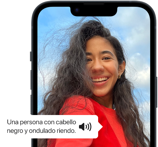 VoiceOver describe una foto de una persona en el iPhone.