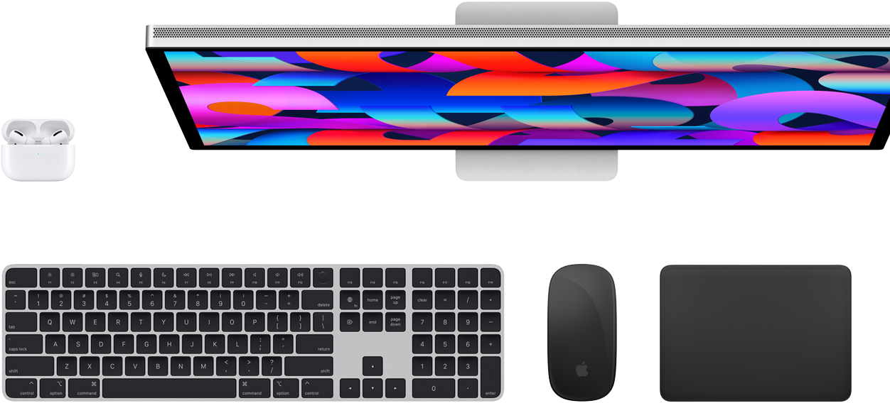 Vista desde arriba de unos AirPods, un monitor Studio Display, un Magic Keyboard, un Magic Mouse y un Magic Trackpad.