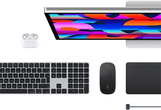Accesorios para la Mac: AirPods, Studio Display, Magic Keyboard, Magic Mouse, Magic Trackpad y cable de carga MagSafe en color medianoche