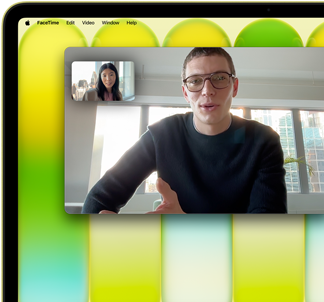 MacBook Neo, color amarillo cítrico, videollamada en pantalla, Encuadre Centrado mantiene a la persona en el centro de la imagen