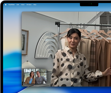 Una videollamada en una MacBook Pro en la que una mujer muestra retazos de tela a dos personas en la llamada, Encuadre Centrado la mantiene centrada en el encuadre mientras se mueve