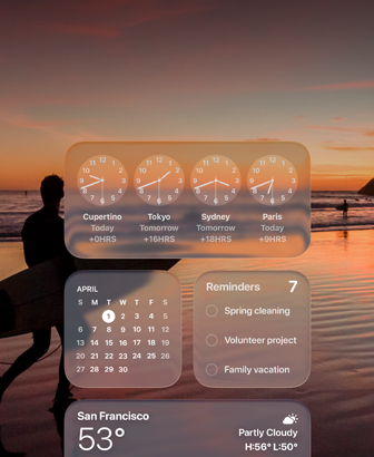 Los widgets Reloj, Calendario, Recordatorios y Clima con diseño Liquid Glass en la pantalla de macOS Tahoe sobre la imagen de un surfista en la playa al atardecer