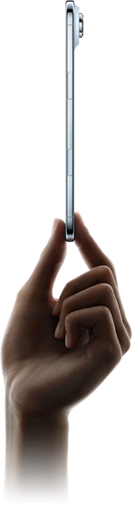 Dedos índice y pulgar sostienen un iPhone Air, parte lateral, color azul cielo, perfil delgado, sistema de cámara Fusion, botones: lateral, Control de la Cámara