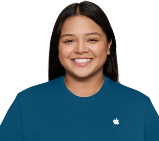 Una especialista de Soporte de Apple sonríe y lleva puesta una camiseta con el logo de Apple