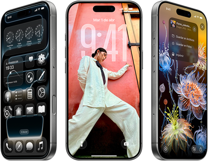 Tres dispositivos iPhone 17 Pro en distintos ángulos muestran tres pantallas de iOS 26 distintas: pantalla de inicio con Liquid Glass, fondo de pantalla y Fotos