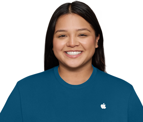 Una especialista de Soporte de Apple sonríe y lleva puesta una camiseta con el logo de Apple