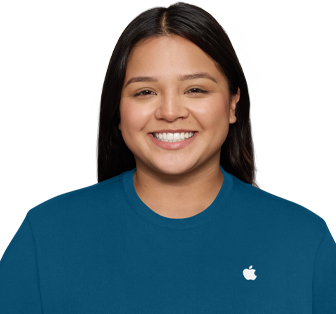 Una especialista de Soporte de Apple sonríe y lleva puesta una camiseta con el logo de Apple