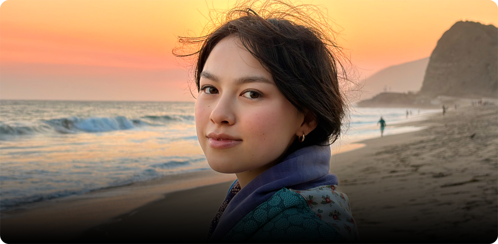 Foto de una persona tomada con el iPhone 17 con sistema de dos cámaras Fusion de 48 MP