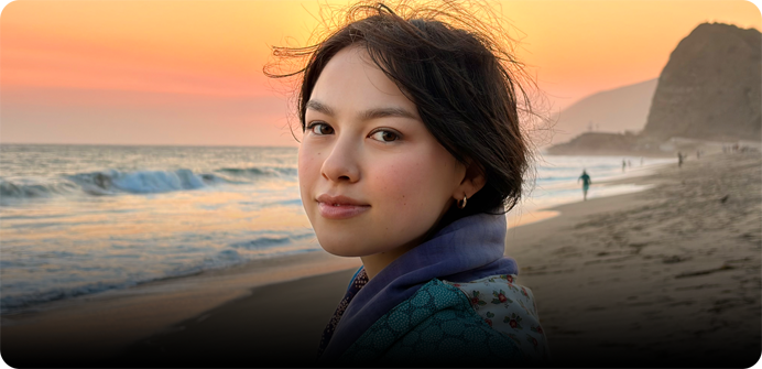 Foto de una persona tomada con el iPhone 17 con sistema de dos cámaras Fusion de 48 MP