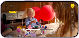 iPhone 17, frente, la pantalla muestra la cámara frontal grabando un video