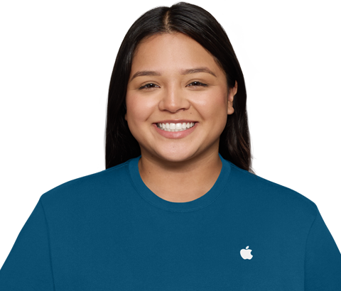 Una especialista de Soporte de Apple sonríe y lleva puesta una camiseta con el logo de Apple
