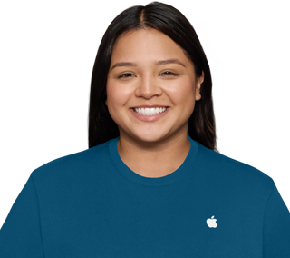 Una especialista de Soporte de Apple sonríe y lleva puesta una camiseta con el logo de Apple