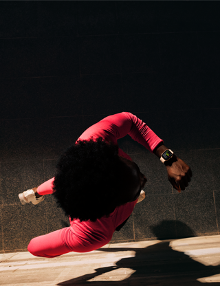 Una persona consulta su progreso mientras corre en la app Entrenamiento en un Apple Watch Series 11